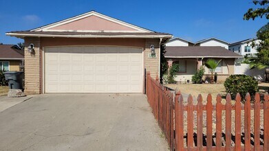 Building Photo - Popular Escondido Single Story 3 Bedroom Home!