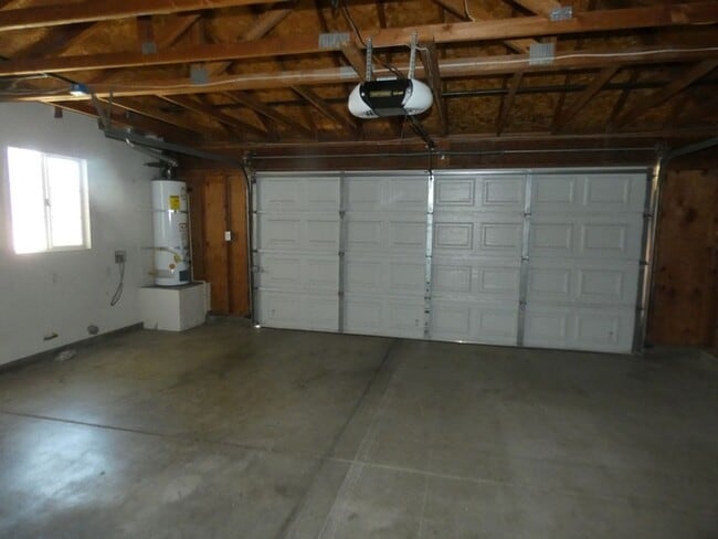 Building Photo - Light and Welcoming in Regency Estates