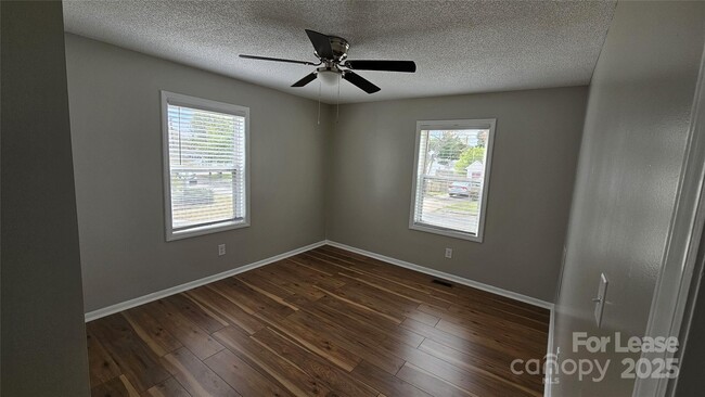 Building Photo - 906 E Catawba St