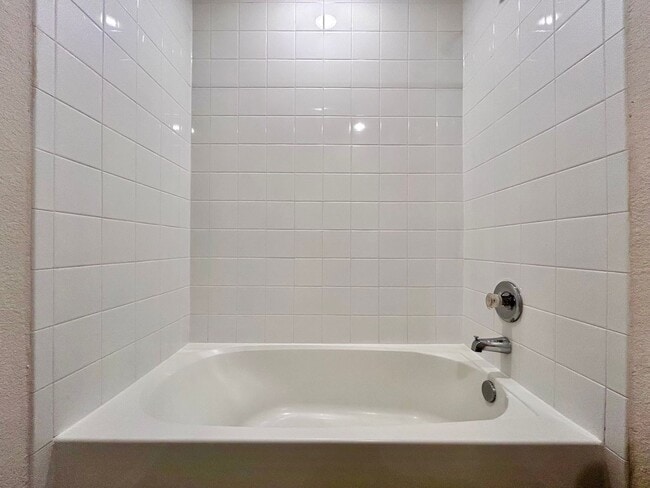 Building Photo - 221 Granary Dr