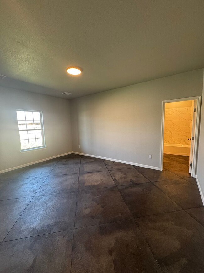 Building Photo - Large 3bedroom 2 bathroom New built 2025 1...