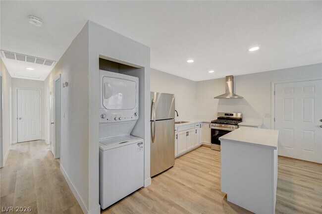 Building Photo - 893 W Bartlett Ave