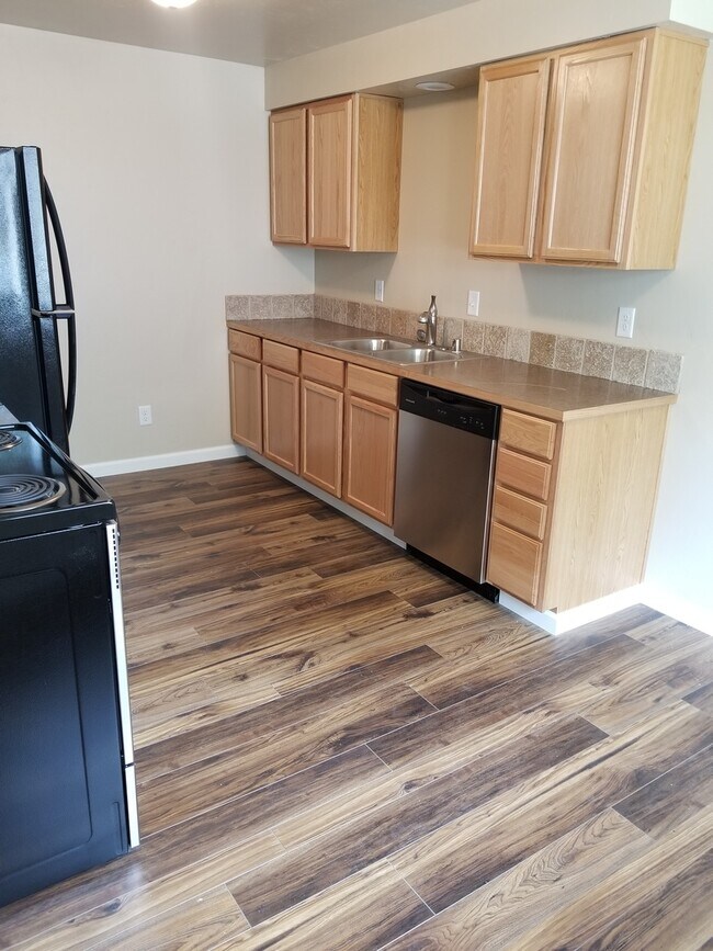 Building Photo - Spacious & Updated 3-Bed, 2-Bath Duplex in...