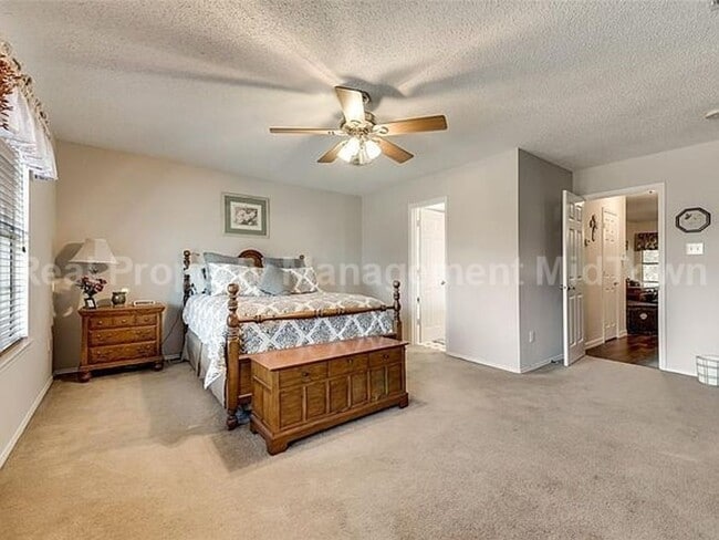 Building Photo - Spacious, Freshly Updated Family Home in P...