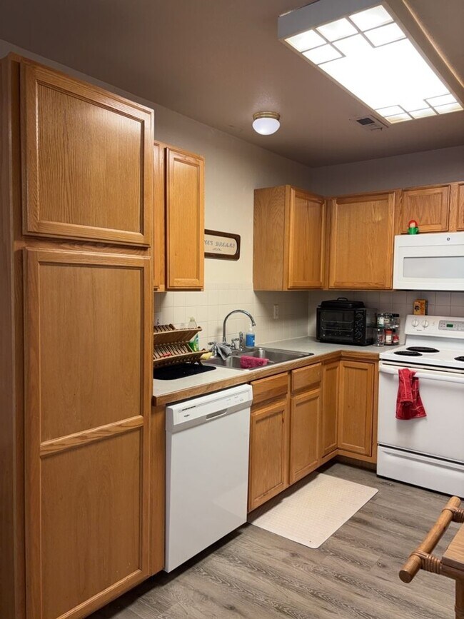 Building Photo - STUDENTS WELCOME! 3 Bed, 2 Bath Duplex in West Fort Collins close to Foothills