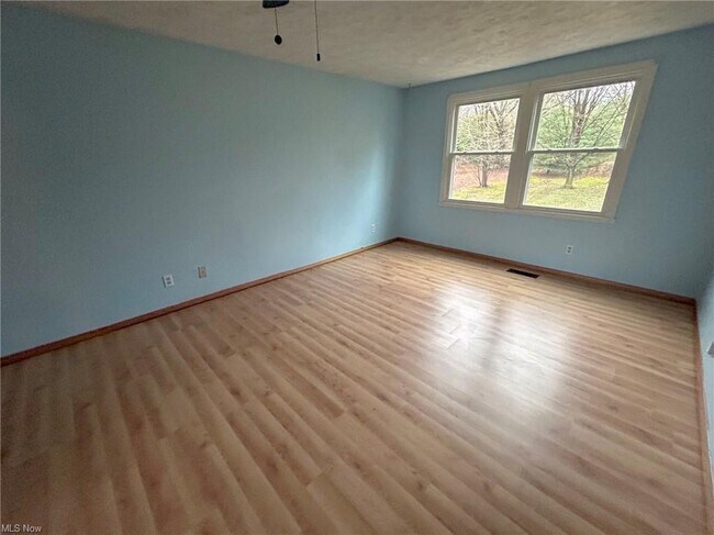 Building Photo - 535 Willow Dr SE