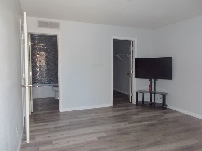 Building Photo - Comfort and Convenience in a Picturesque Gated Community