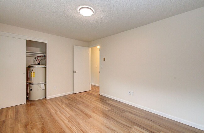 Building Photo - Heenan 2918-2920