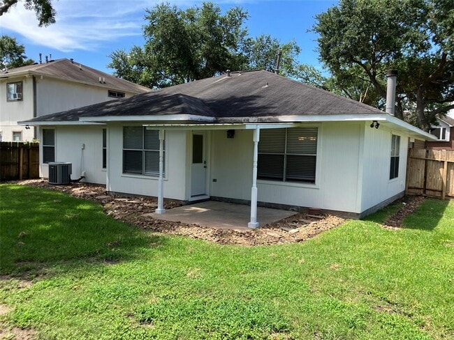 Building Photo - 1827 Oak Ridge Dr