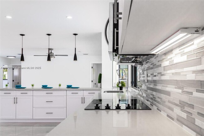 Building Photo - 1001 NW 6th Dr