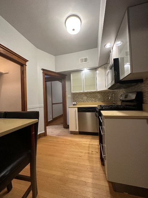 Building Photo - 1949 W Grace St