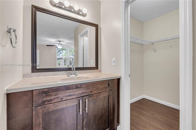 Building Photo - 9431 Live Oak Pl
