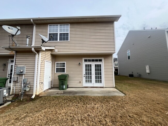 Building Photo - Expansive 3/3 Available Now!