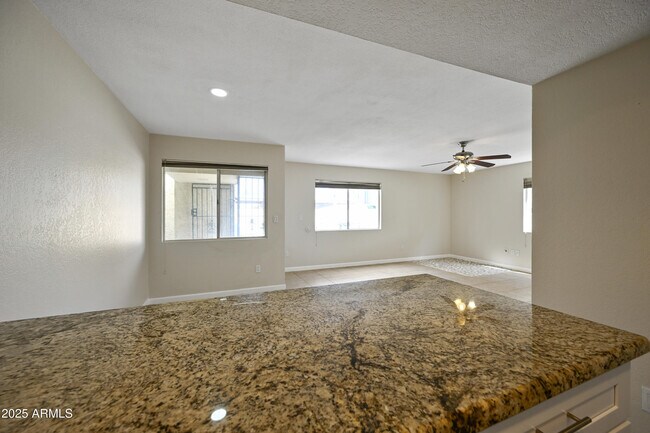 Building Photo - 6943 E Earll Dr