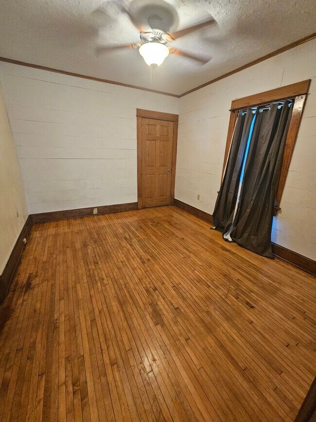 Building Photo - 1-603 1/2 N Superior Ave