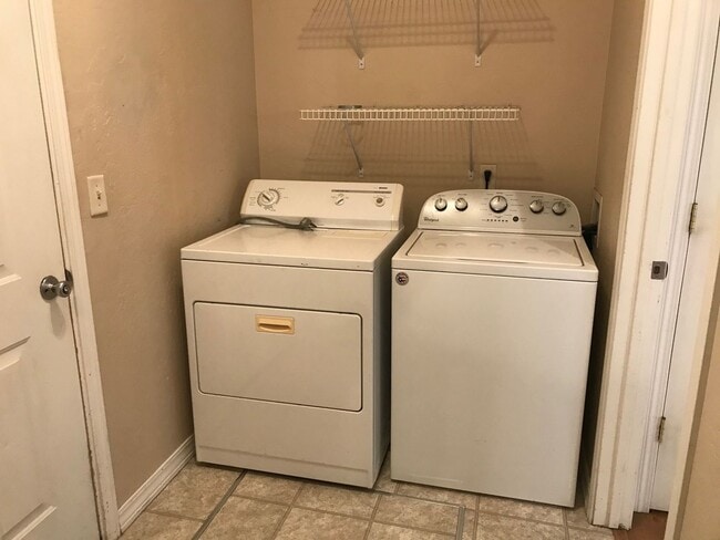 Building Photo - Beautiful 3 Bedroom 2 Bathroom House  **2 ...