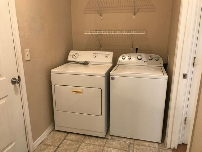 Building Photo - Beautiful 3 Bedroom 2 Bathroom House  **2 Weeks Free Rent**