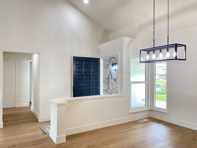 Building Photo - 11 Paddock Ct