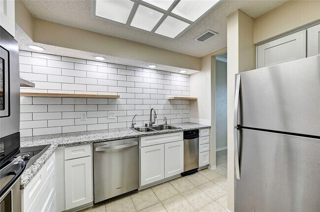 Building Photo - 921 Marine Dr
