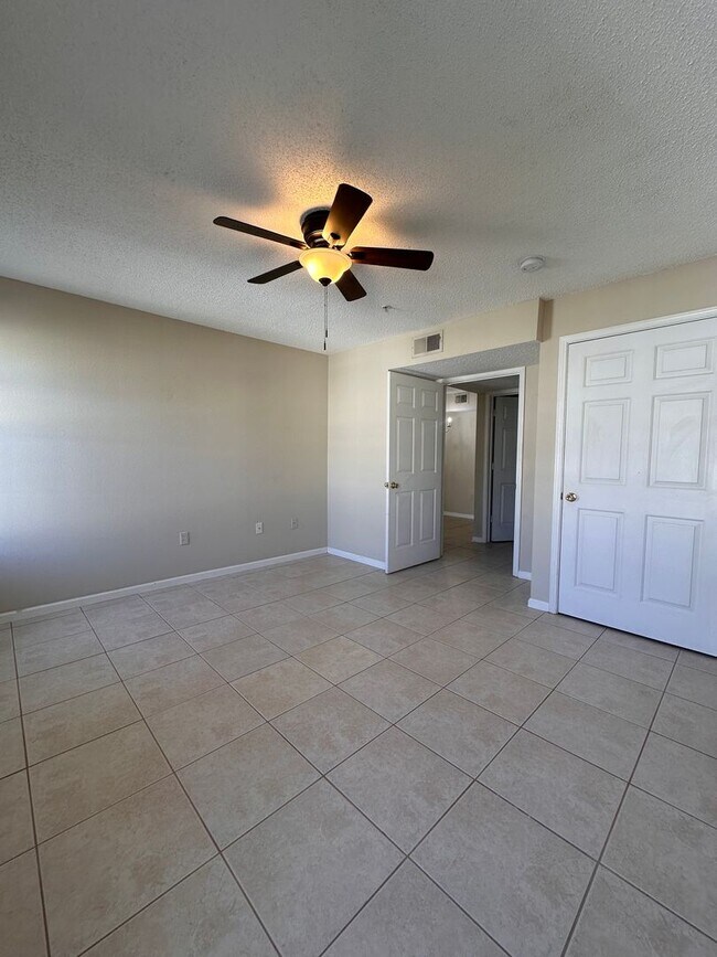 Building Photo - Spacious 1B/1B Unfurnished Condo near Beach in the Heart of Destin!