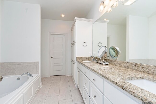 Building Photo - 8120 Stonelake Cir Ave E