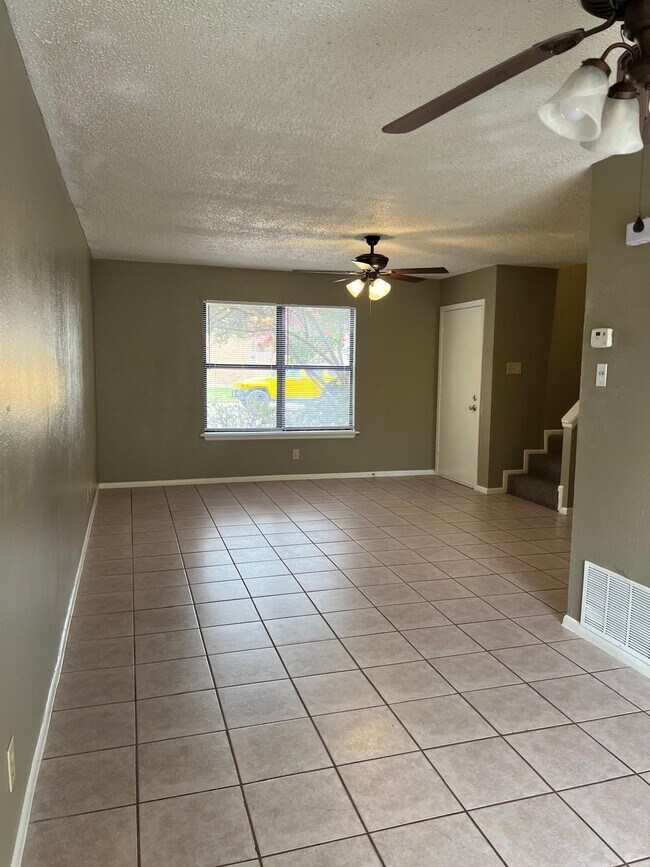 Building Photo - 901B Castle Heights Dr