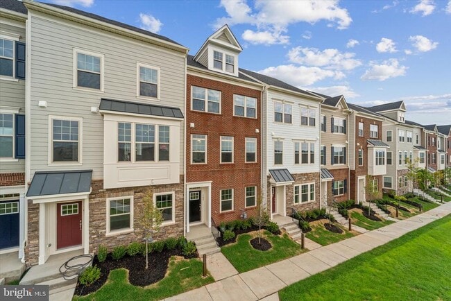 Building Photo - 705 Sawback Sq NE