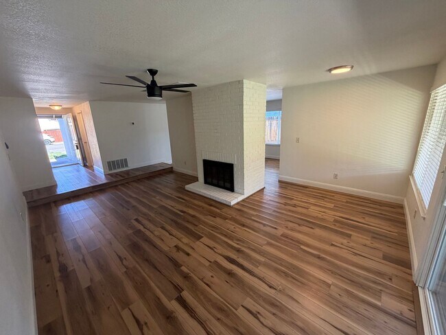 Building Photo - 4 Bed / 2 Bath | Rosemont Single Family Home Available