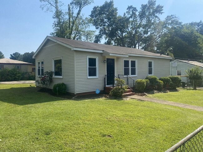Building Photo - Large 4 Bedroom 2 Bath Home