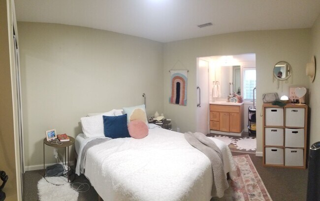 Building Photo - Immaculate 5 Bedroom 3 bath home with beautiful hill views!