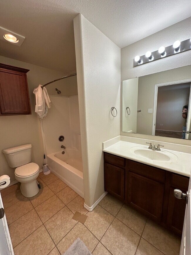 Building Photo - Wonderful 3 Bedroom 2 bathroom home!