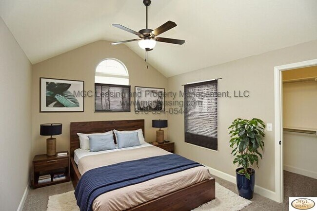 Building Photo - Modern Townhome with Designer Kitchen and High-End Touches in Raymore!