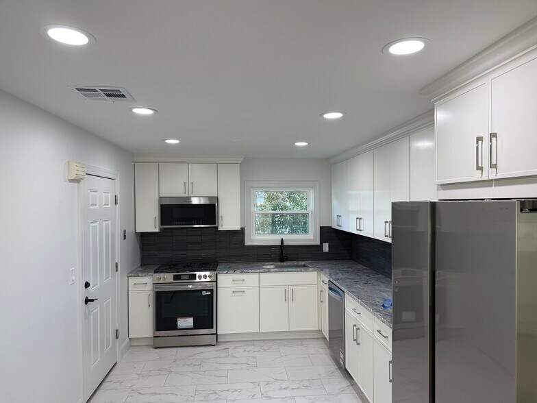 Building Photo - 6 Oak Ln