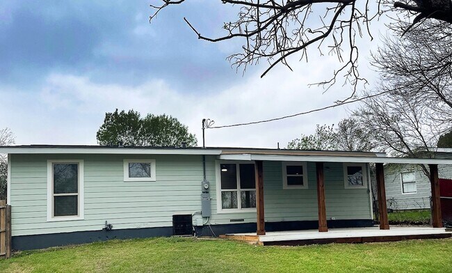 Building Photo - 722 E Strong Pkwy