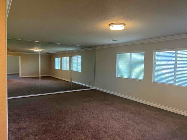 Building Photo - 205 Valare St