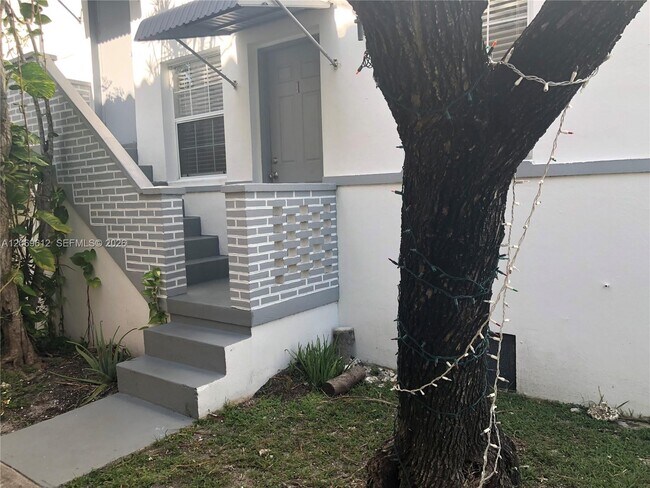 Building Photo - 15 Sidonia Ave