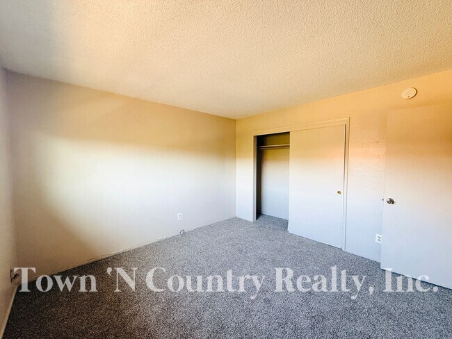 Building Photo - 215 W Alvin Dr