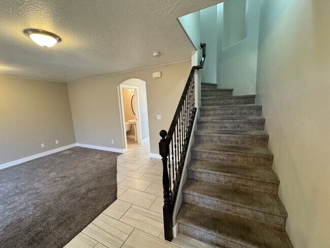 Building Photo - Desert Hills Townhome