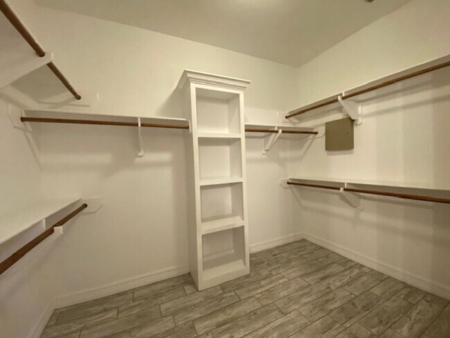 Building Photo - DCR642