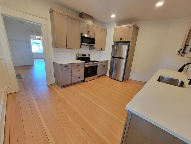 Building Photo - Don’t Miss This! Spacious 2 Bed, 2 Bath in North Portland