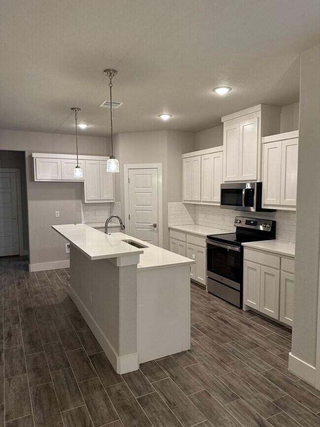 Building Photo - 3/2/2 MOVE IN SPECIALS -Great Location -