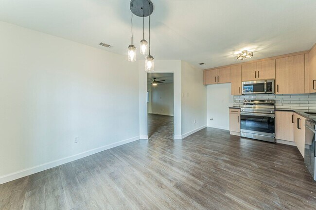 Building Photo - Sable Ln Duplex