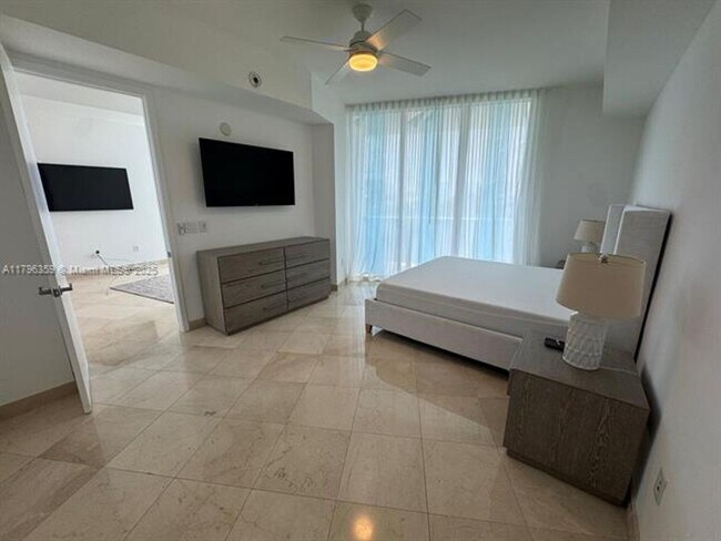 Building Photo - 18101 Collins Ave