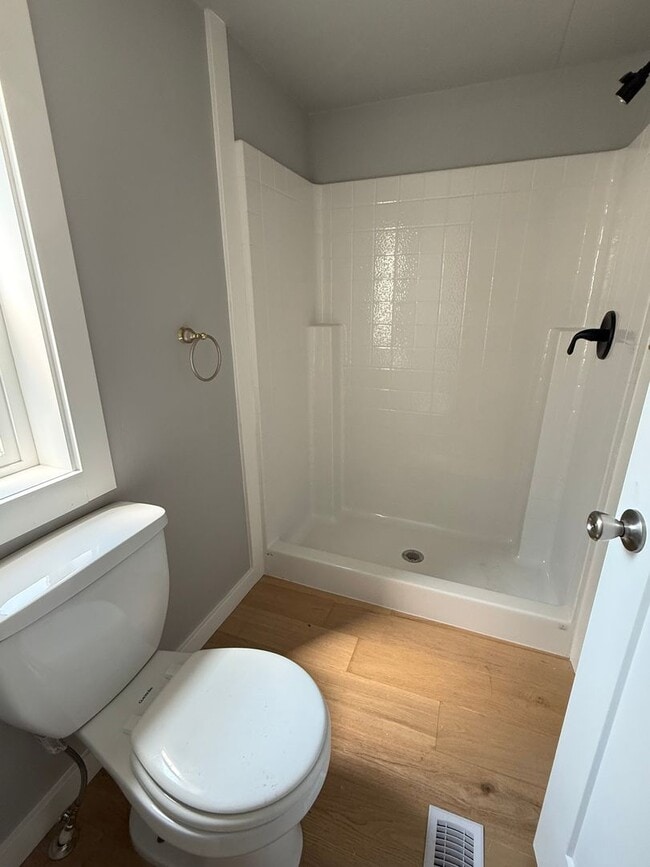 Building Photo - Newly Remodeled 3 Bedroom Home