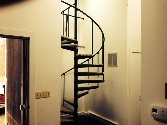 Building Photo - 860 Oakwood Rd