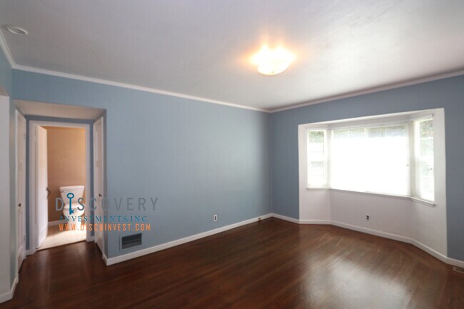 Building Photo - Oakmore Ranch Style Home