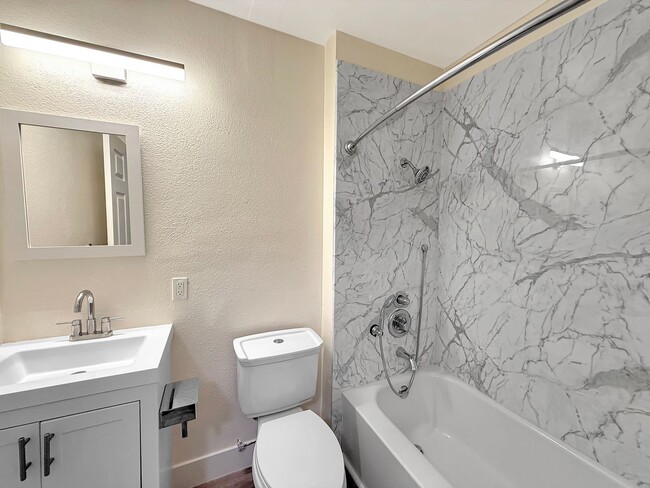 Building Photo - Bright & Updated 2-Bed Condo in Gated Vill...