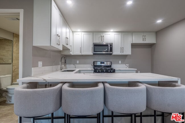 Building Photo - 20454 Strathern St