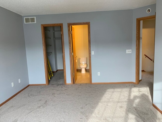 Building Photo - Bright & Spacious 2BR/1.5BA Townhome in Co...