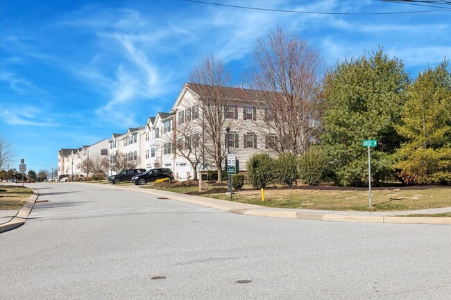 Building Photo - Newly Renovated 3 Bed 2.5 Bath Townhome in...